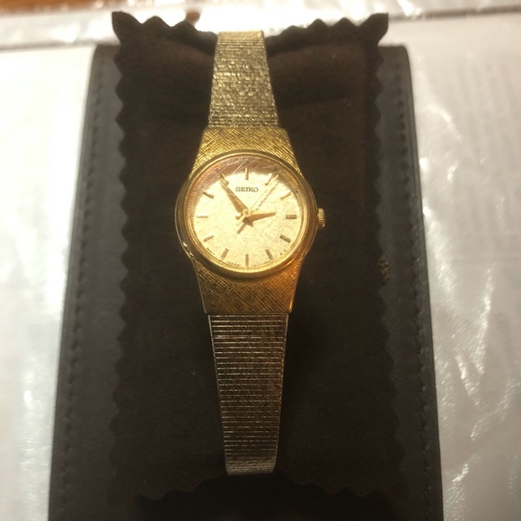 Ladies Seiko Watch (two available, gold tone and silver tone) - Picture 2 of 5